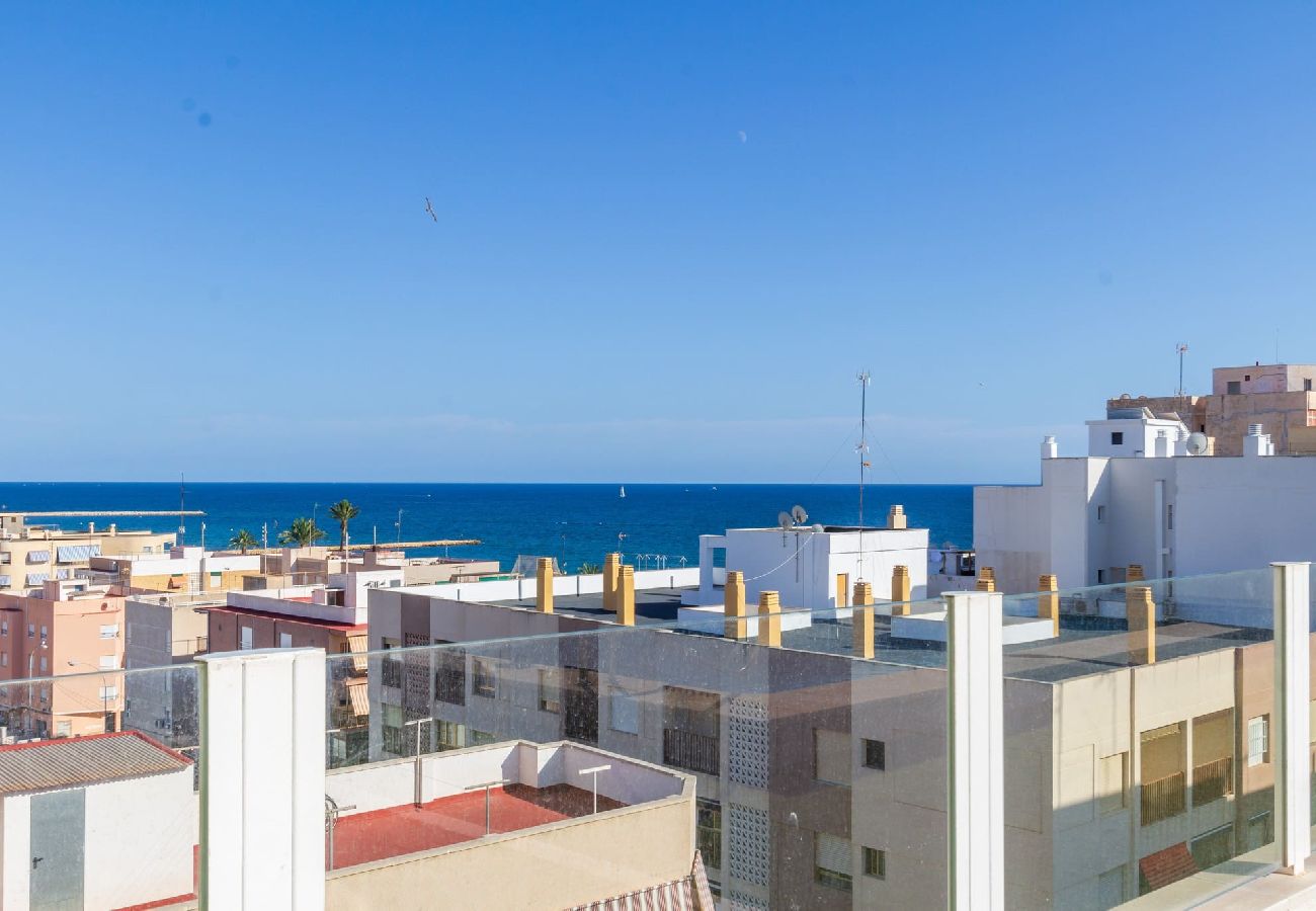 Apartamento en Santa Pola - Moderno piso en la playa con piscina y despacho 