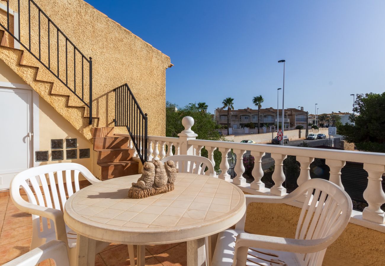 Casa adosada en Gran Alacant - Bungalow en Gran Alacant con Piscina, Terraza y Aparcamiento