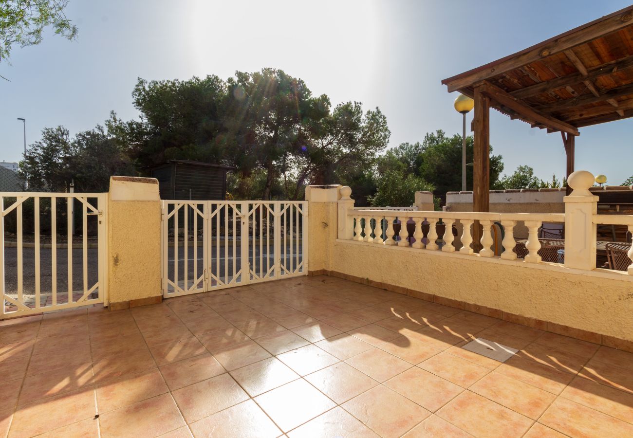 Casa adosada en Gran Alacant - Bungalow en Gran Alacant con Piscina, Terraza y Aparcamiento