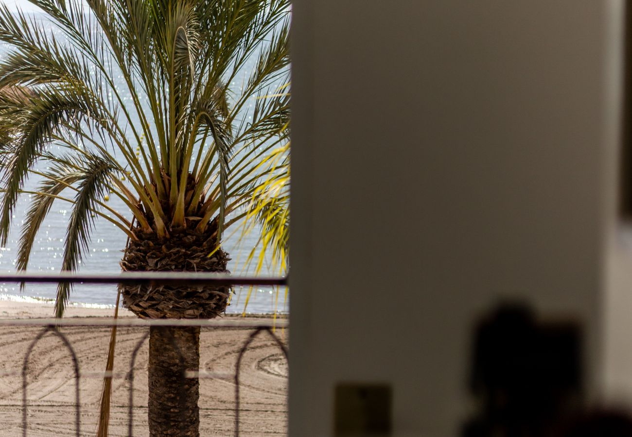 Apartamento en Santa Pola - Primera línea de playa (Media estancia +11 días)
